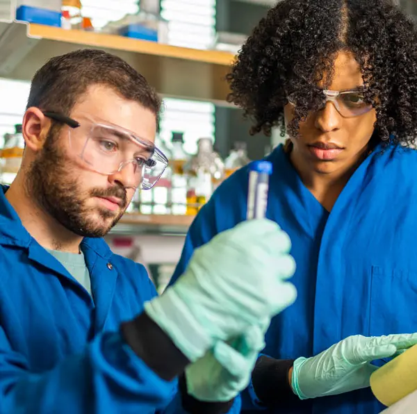 Two undergraduate student researchers at the Drug Discovery Lab at Northeastern
