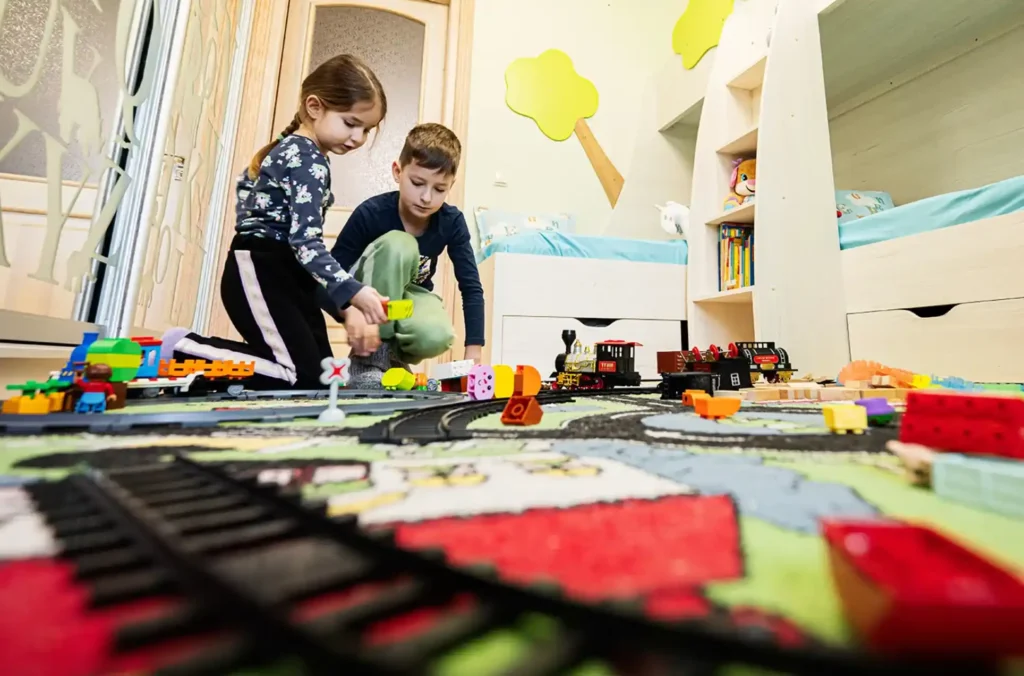 Northeastern professor Laurie Kramer’s research has shown that parents can take an active role in teaching their kids to get along. Photo by Getty Images