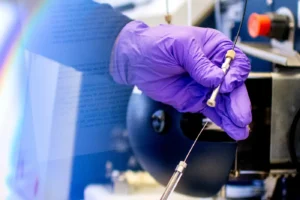 Northeastern professor Jeffrey Agar helped develop a free model and “decision tree” that even small labs can use to pursue drug discovery. Photo by Matthew Modoono/Northeastern University