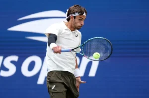 Lorenzo Musetti of Italy depicted in the middle of hitting a one-handed backhand against Jaume Munar of Spain during the 2025 U.S. Open. Photo by Matthew Stockman/Getty Images